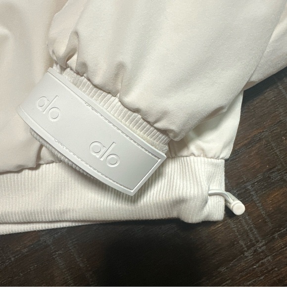 ALO Yoga Elevation Coverup 1/4 Zip Crop Fleece drawcord Hem Ivory No Tag Small? - Picture 3 of 11